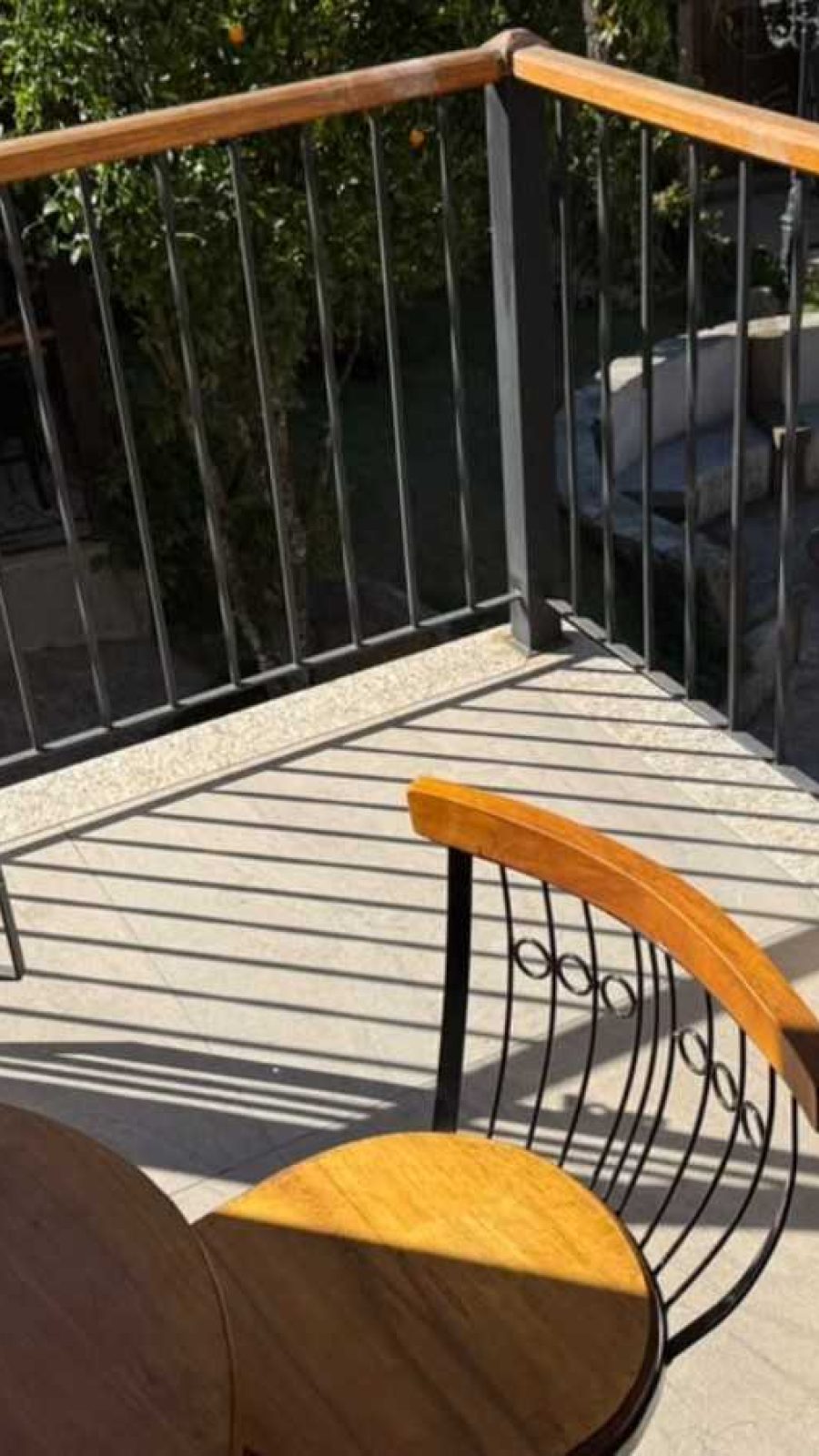 suíte com varanda, cama king e vista para piscina